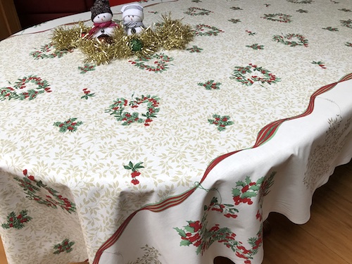 christmas tablecloths with wreath of holly designs